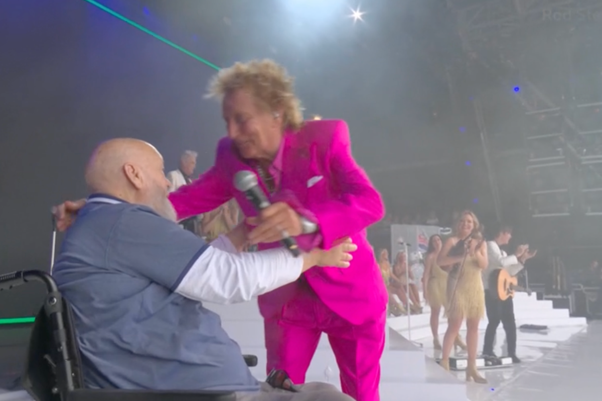 يشارك رود ستيوارت رسالة مؤسس Glastonbury Michael Eavis