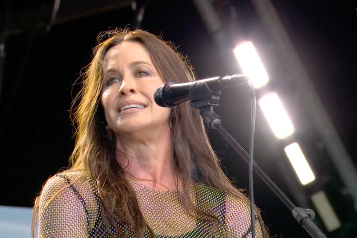 Alanis Morissette يتيح لـ RIP خلال ظهورها المذهل Glastonbury - مراجعة