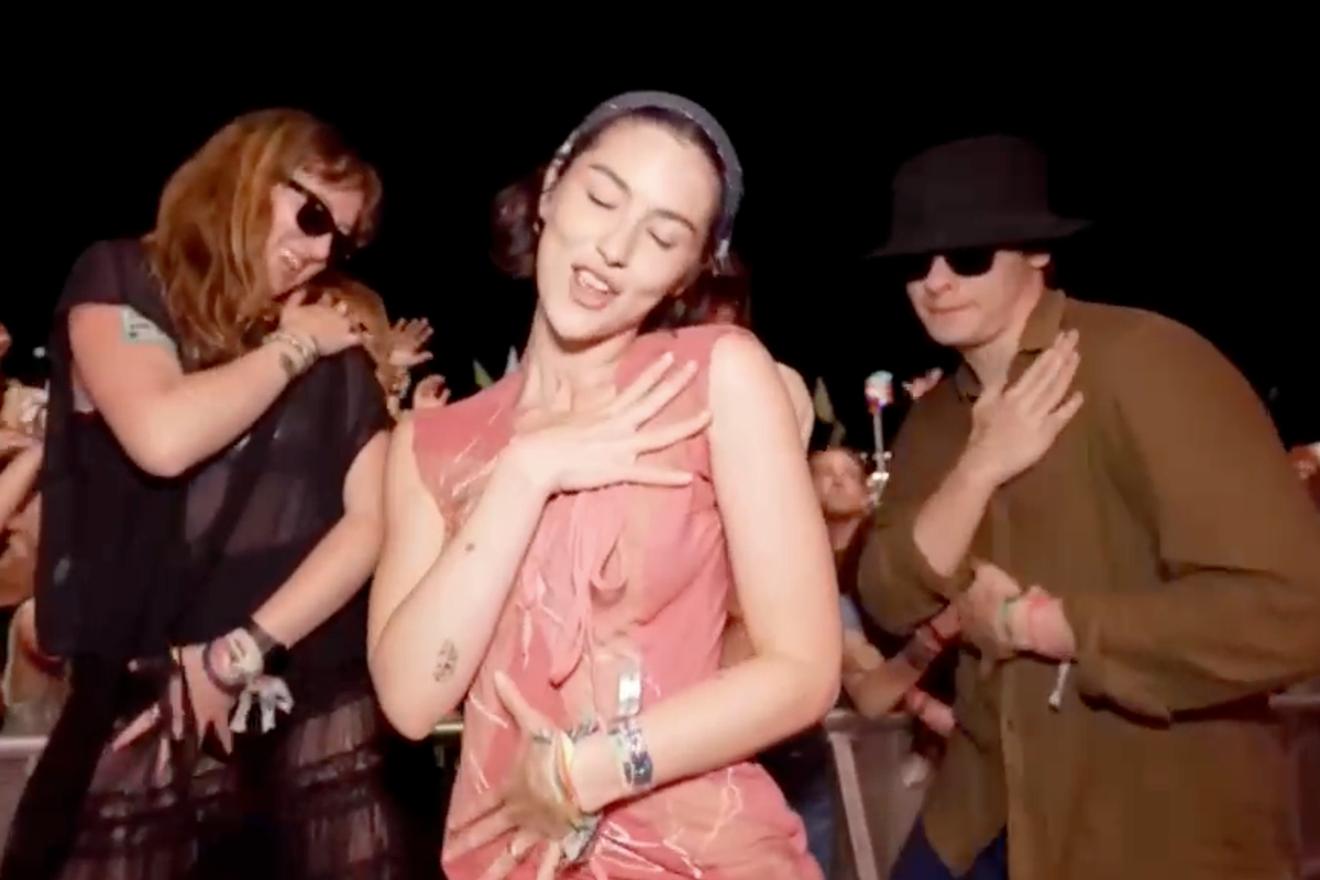 تشارلي XCX Crowns Gracie Abrams في Glastonbury 2025 "Apple Girl"