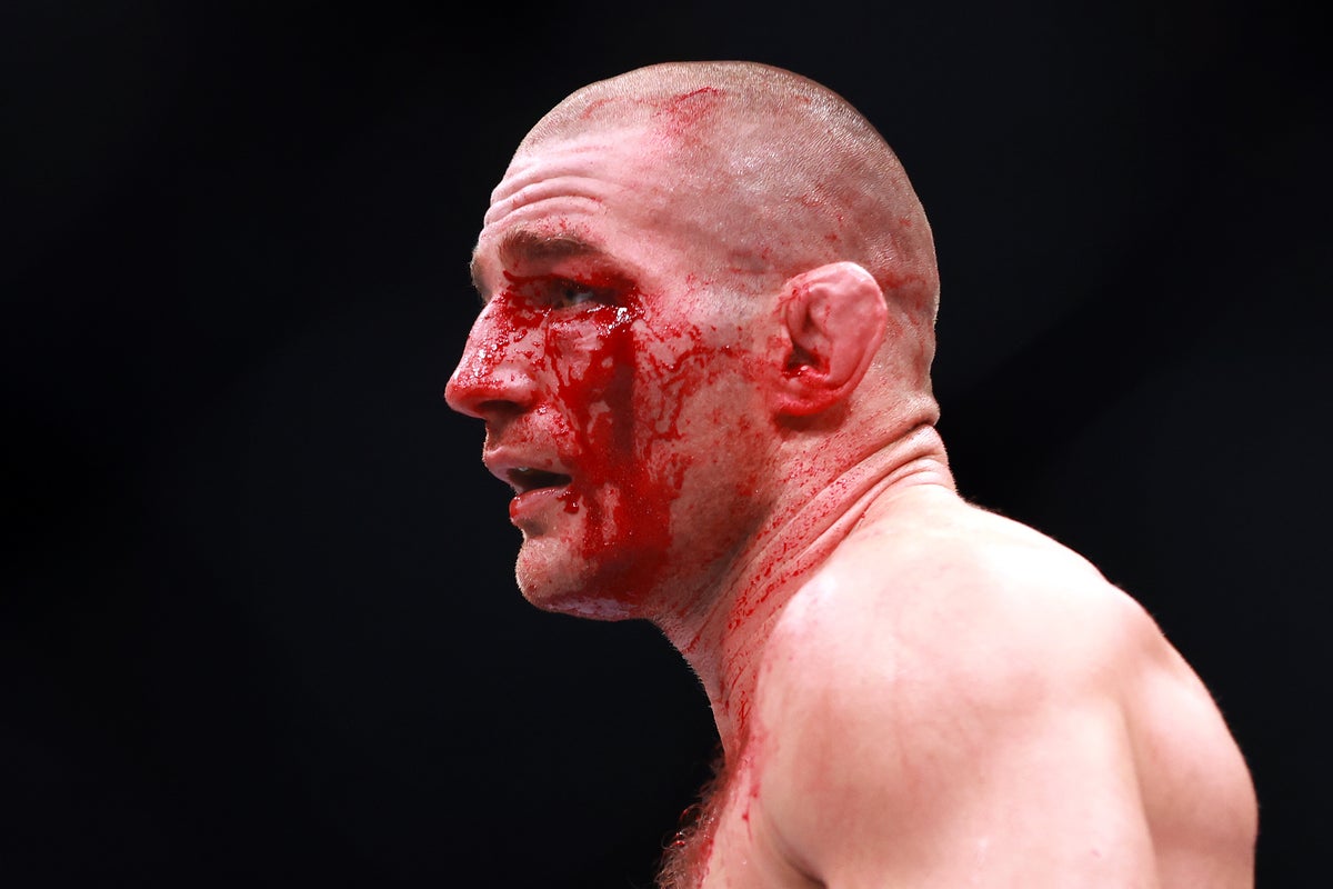 نجم UFC شون ستريكلاند يقفون قفص لمهاجمة خصم زميله في الفريق