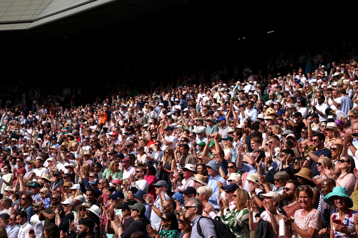 Wimbledon Spectator يمرض في ملعب وسط ملعب مع Carlos Alcaraz توقف مؤقت