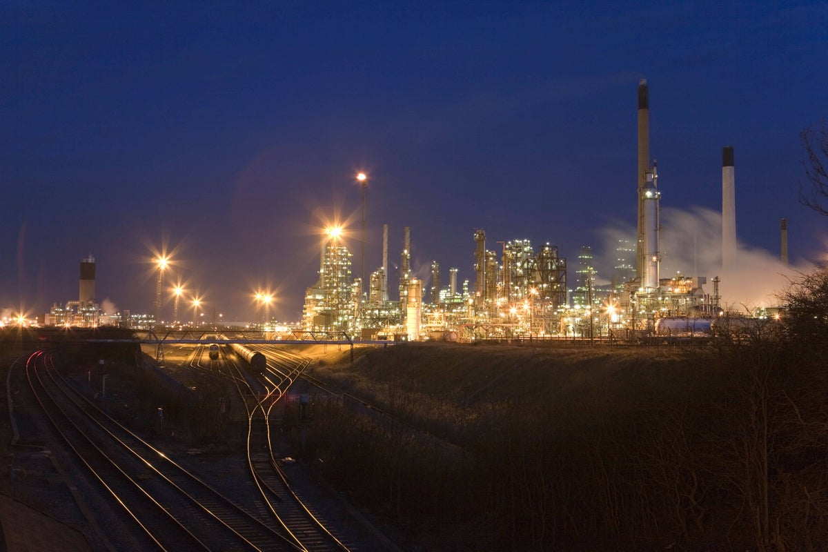 تطالب الحكومة بالتحقيق بعد انهيار مالك Lindsey Oil Confinery