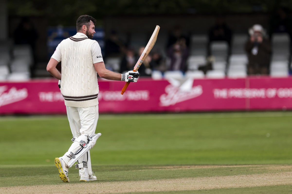 Dom Sibley's 305 Powers Surrey to Club-Record 820 مقابل تسعة ضد دورهام