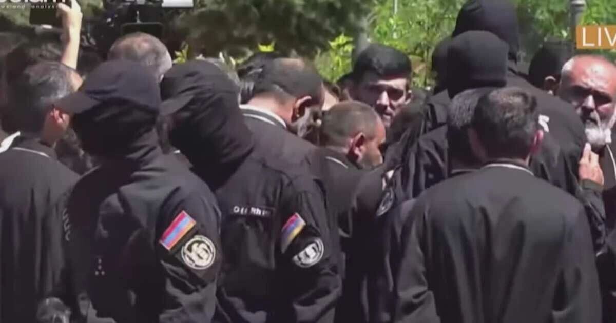 "أزل الأقنعة ، أنت المسيح الدجال!": هل يمكن نيكول باشينيان هزيمة الكنيسة الأرمنية