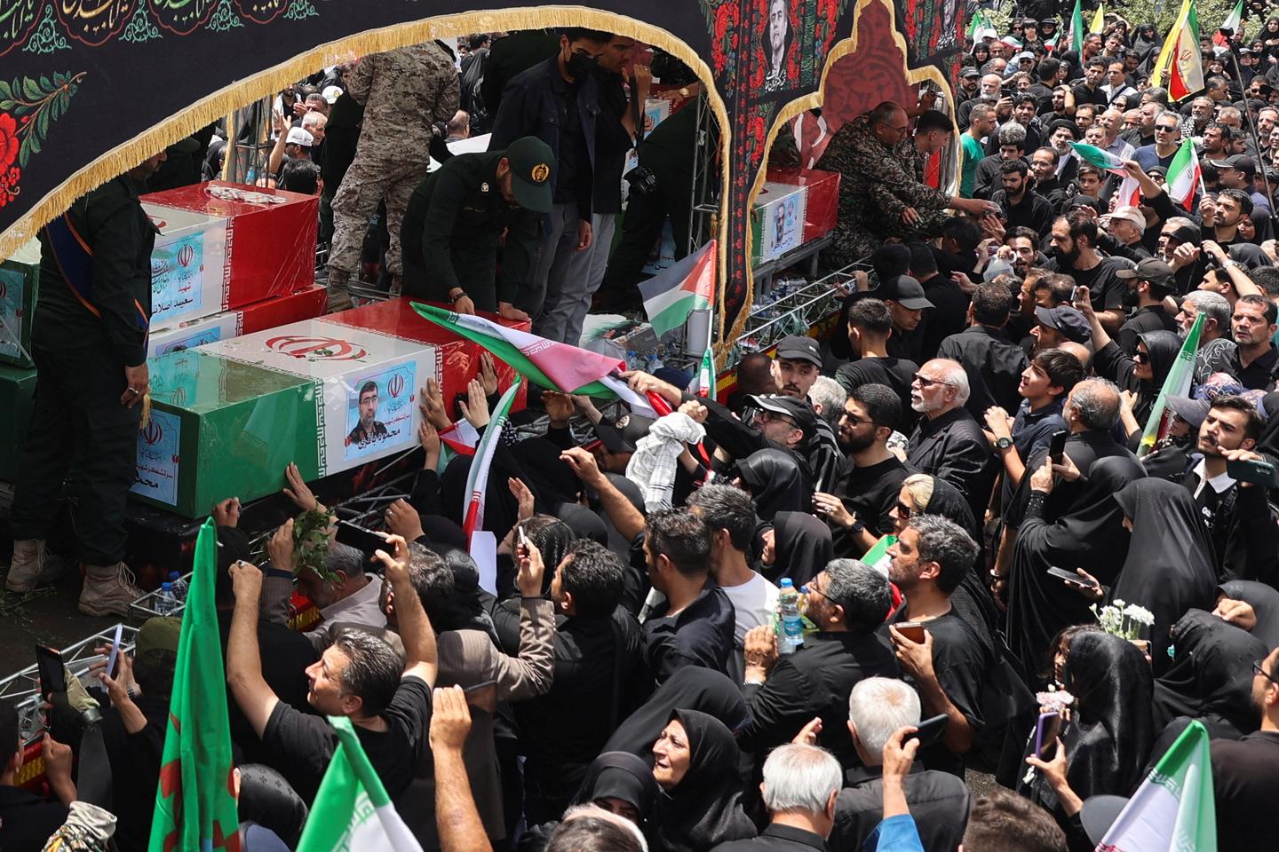 إيران تحمل جنازة الدولة للقادة العسكريين الذين قتلوا في الحرب مع إسرائيل