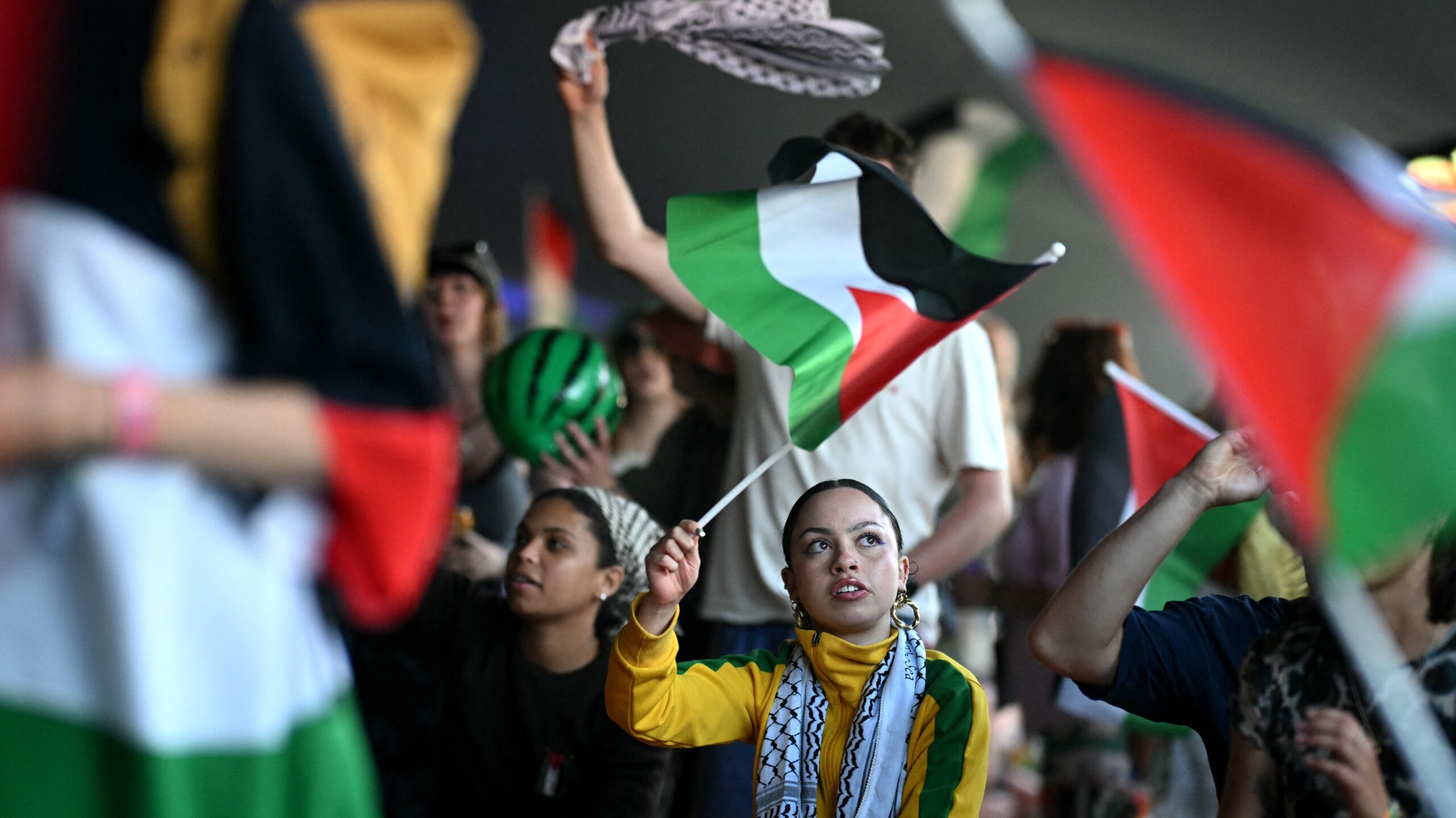 تعود أصابع وسائل التواصل الاجتماعي إلى المؤسسات التي تعاقب بوب فيلان لمجموعة Glastonbury