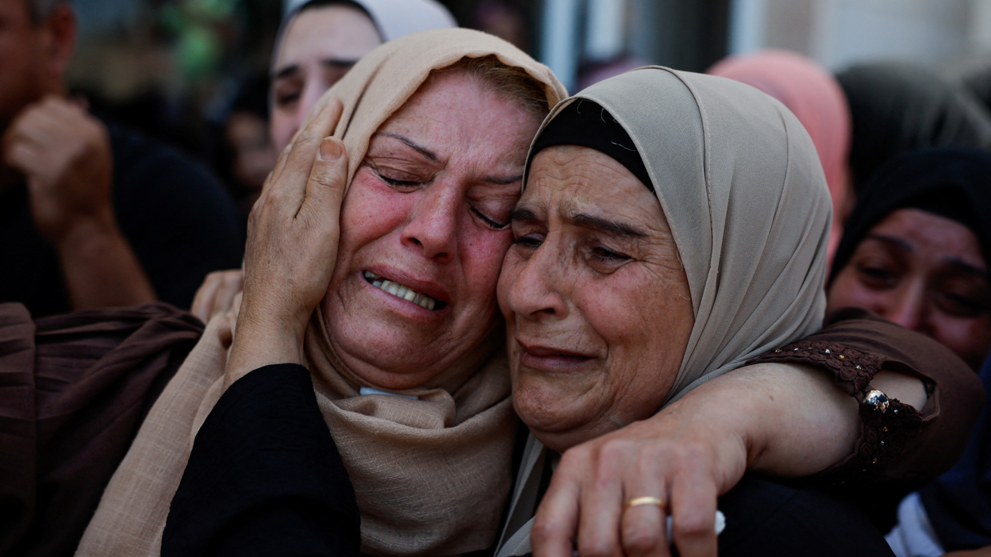 تقتل القوات الإسرائيلية ثلاثة فلسطينيين في الاعتداء على الضفة الغربية.