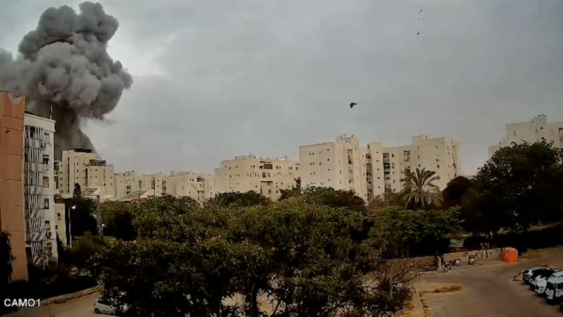 ضرب المبنى السكني الإسرائيلي بعد أن أعلن ترامب وقف إطلاق النار | سي إن إن