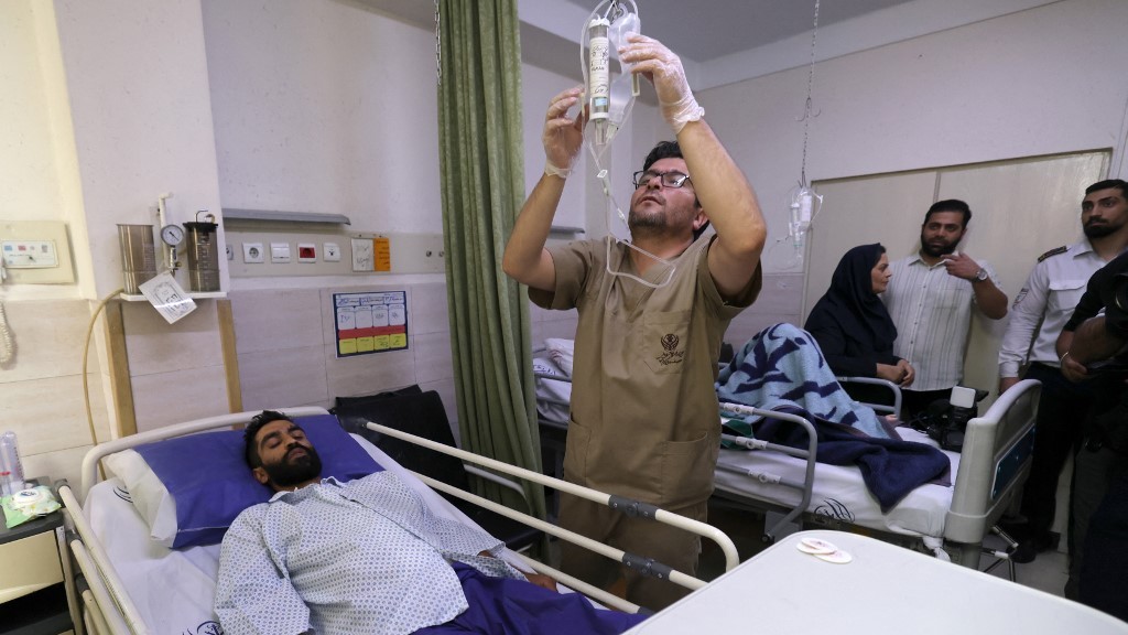 يتذكر الزملاء في مستشفيات إيران الطاقم الطبي الذين قتلوا على يد إسرائيل