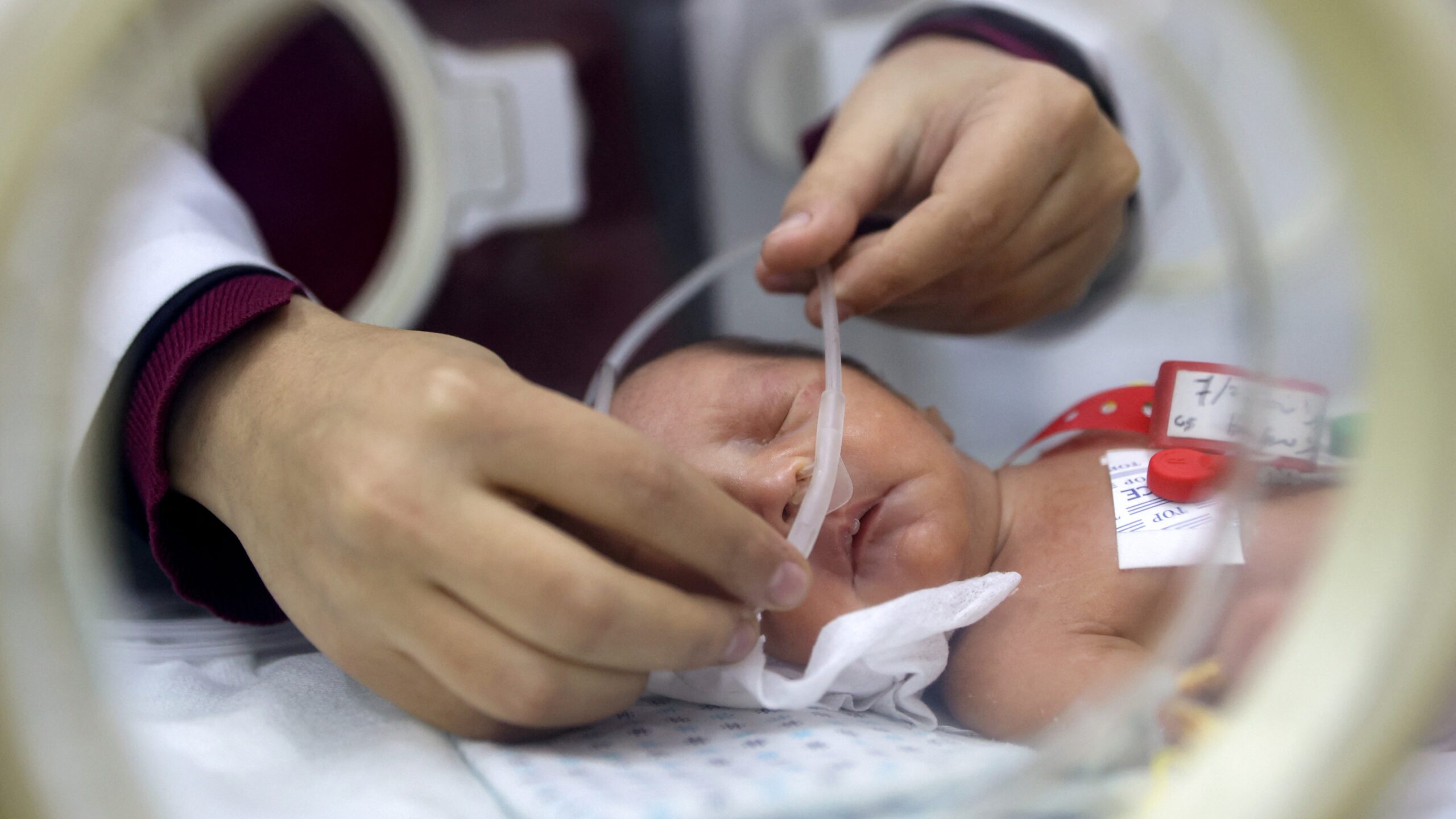 يموت اثنان من رضع غزة تحت الحصار الإسرائيلي وسط نقص صيغة الطفل