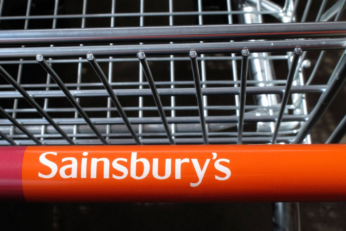 قام Sainsbury بتعطيل M&S Cyber ​​Arrugtion والطقس المشمس
