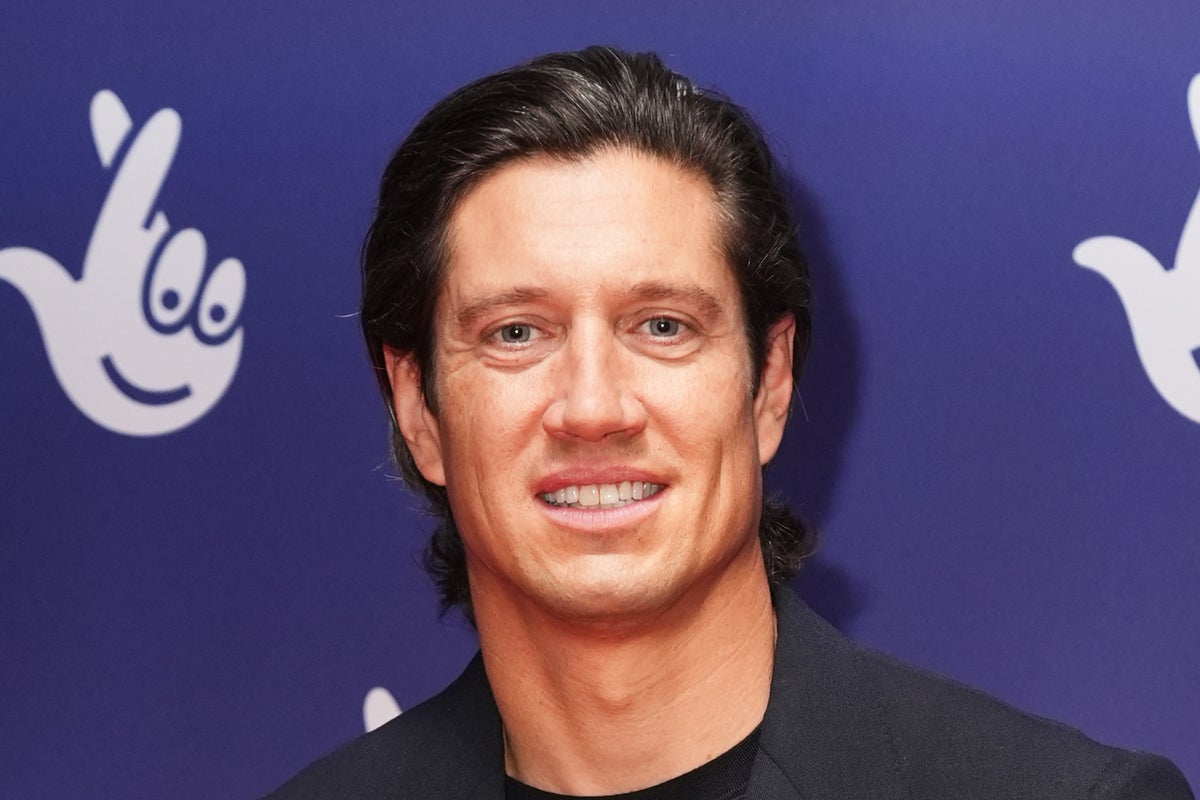 أجبرت BBC Radio 2 على العثور على Stand in As Vernon Kay Misses Show