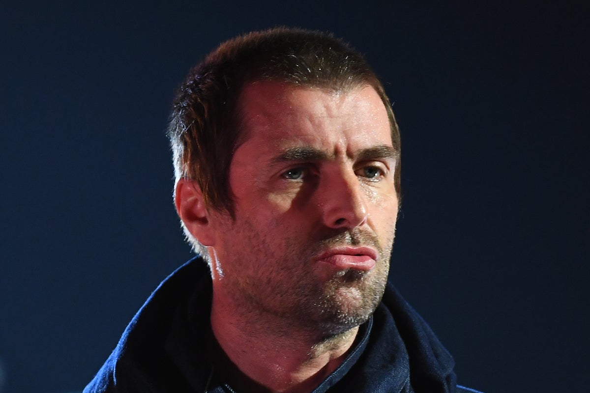 يعتذر Liam Gallagher عن نشر Slur المناهض للآسيا قبل جولة لم شمل Oasis