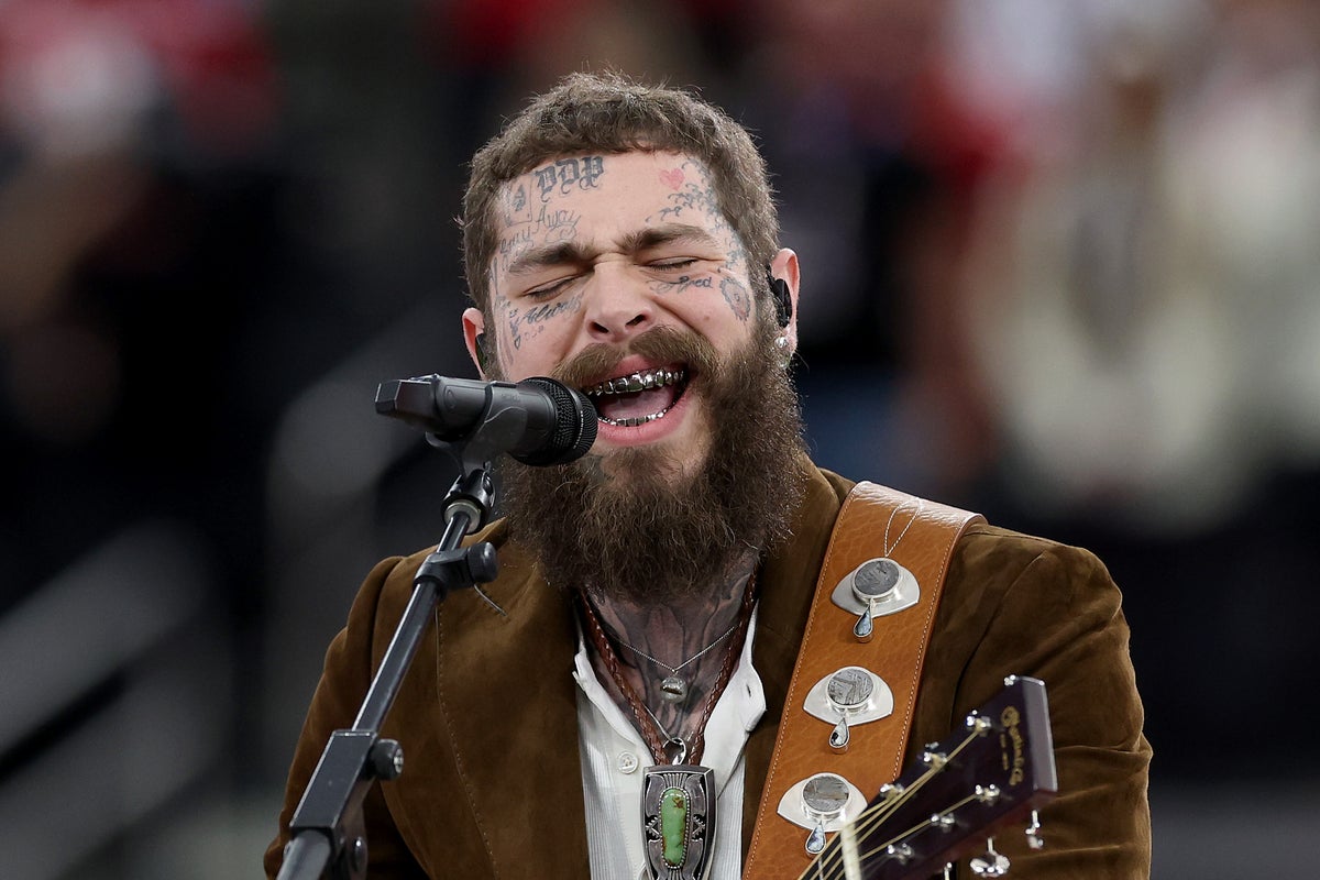 Post Malone يقع خارج المسرح مرة أخرى أثناء محاولته نخب المروحة