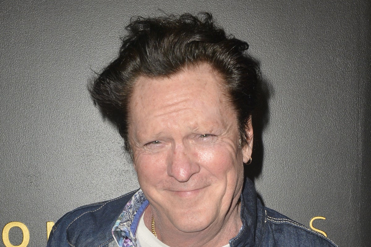 ويؤكد المدير أن كلاب الخزان و Kill Bill Star Michael Madsen يبلغ من العمر 67 عامًا.