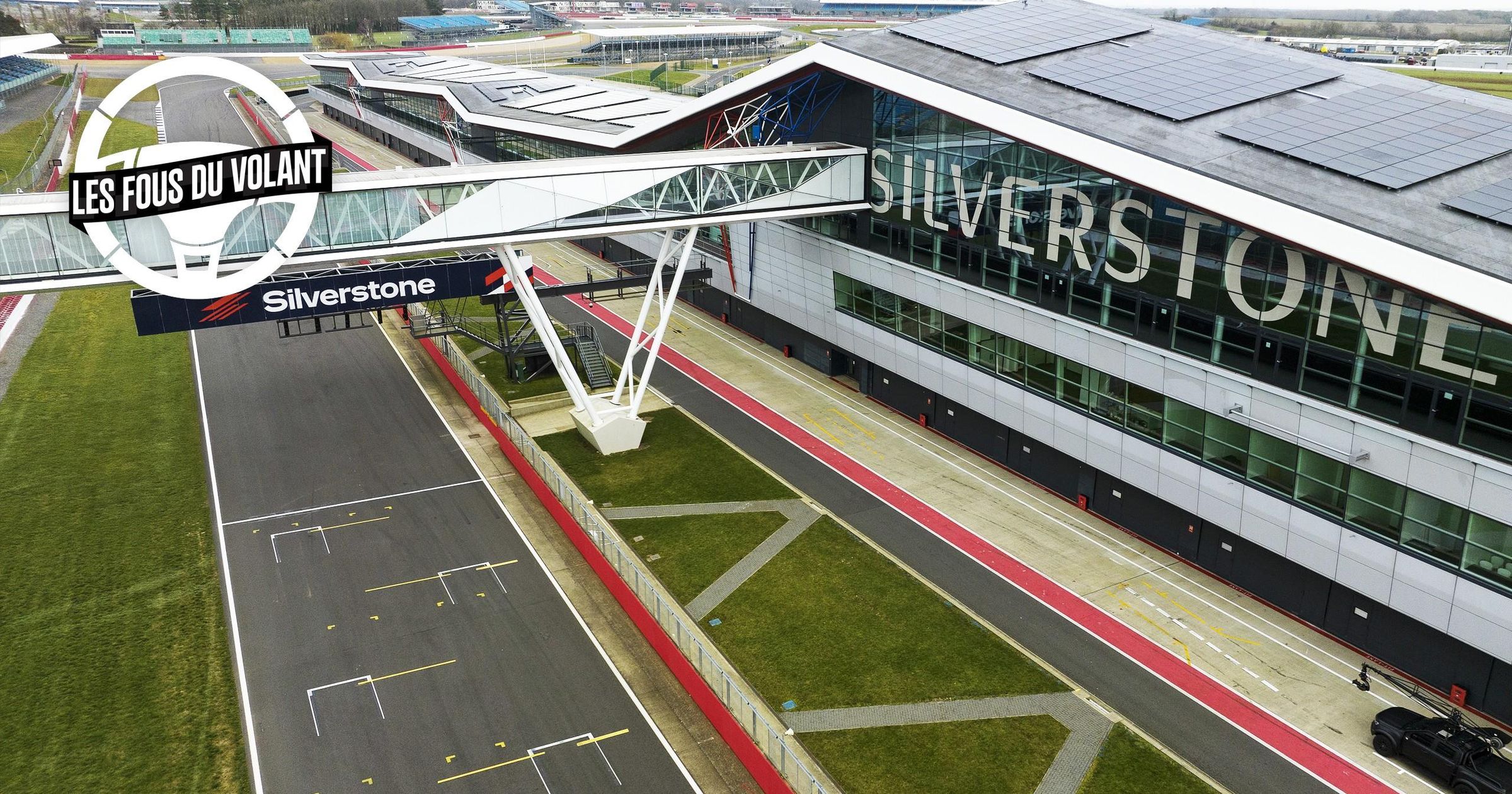 "هاميلتون مونتي إين جاماي ، في Met Une Pièce Sur La Ferrari à Silverstone"