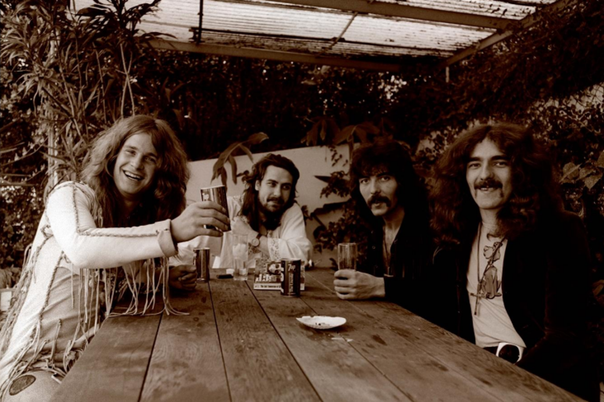 يقوم Ozzy Osbourne بإجراء بيان عاطفي قبل عرض وداع Black Sabbath