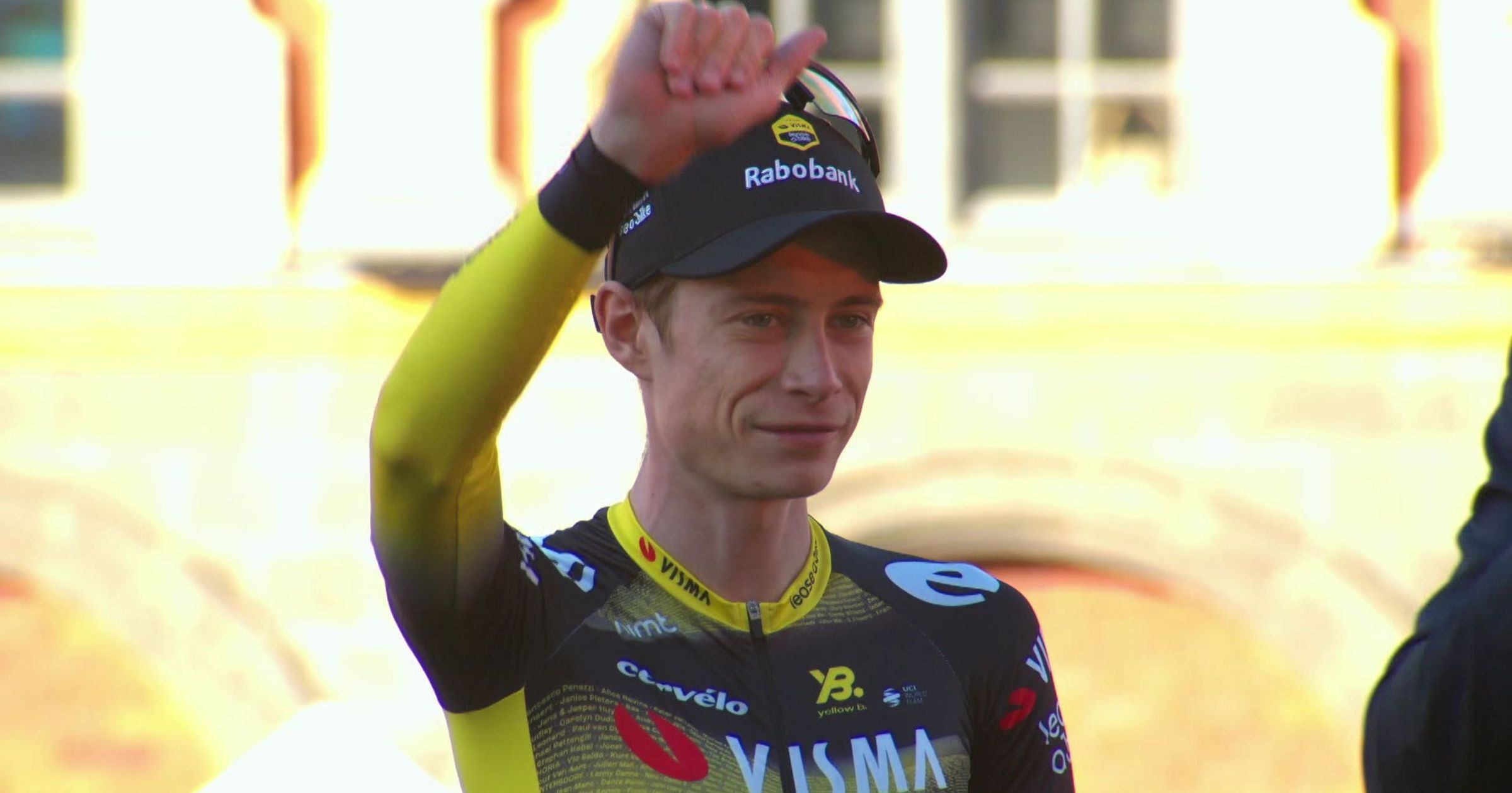 Vingegaard et van Aert Acclamés lors de la présentation de l'équipe visma - استأجر دراجة