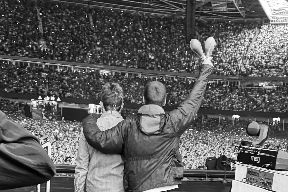 لم شمل OASIS بعد 16 عامًا لعرض ملعب Cardiff Stadium Euphoric
