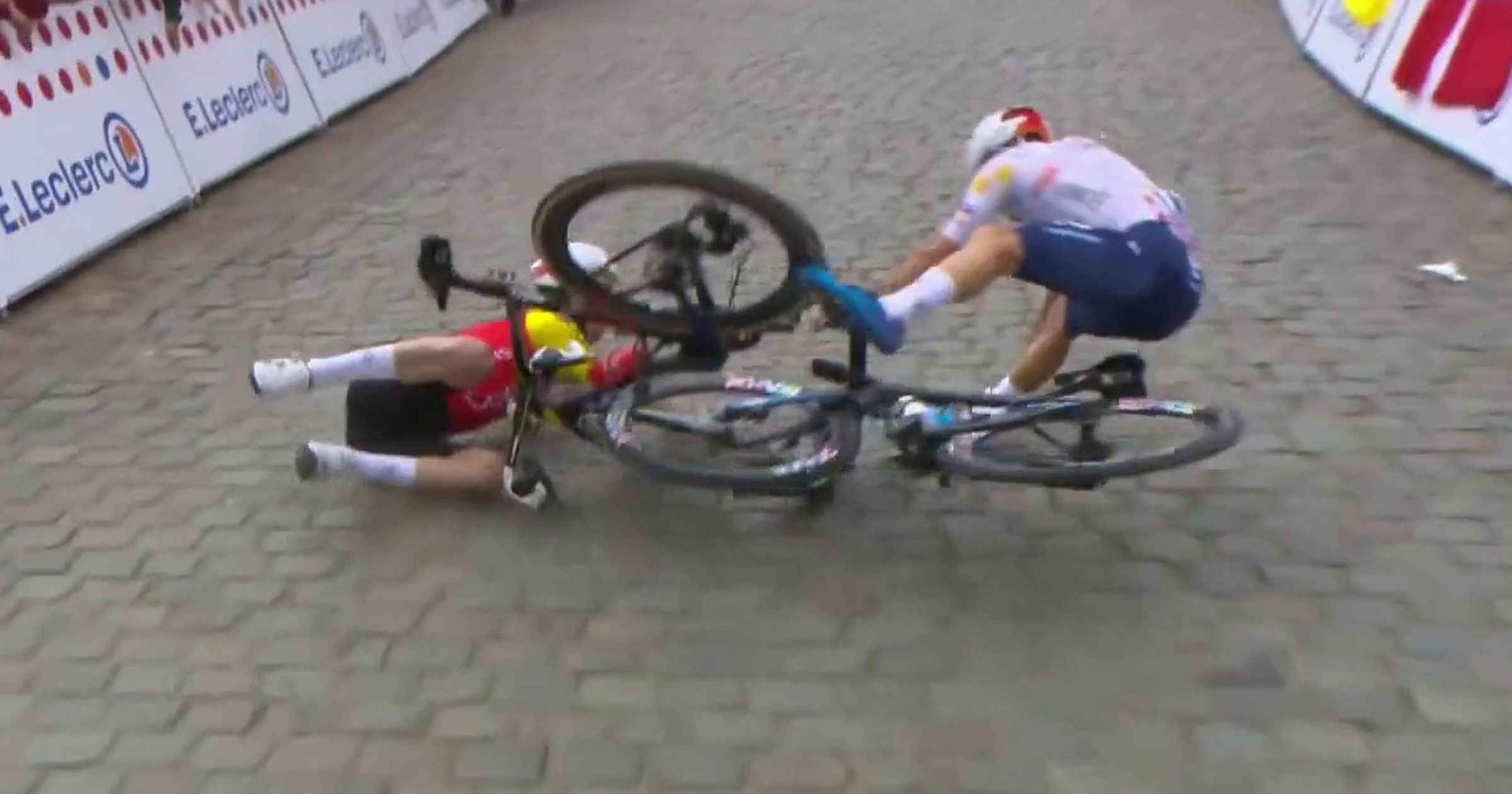 La Chute La Plus Grotesque du Tour؟ Quand Thomas et Vercher Chutent Au Sommet du Mont Cassel
