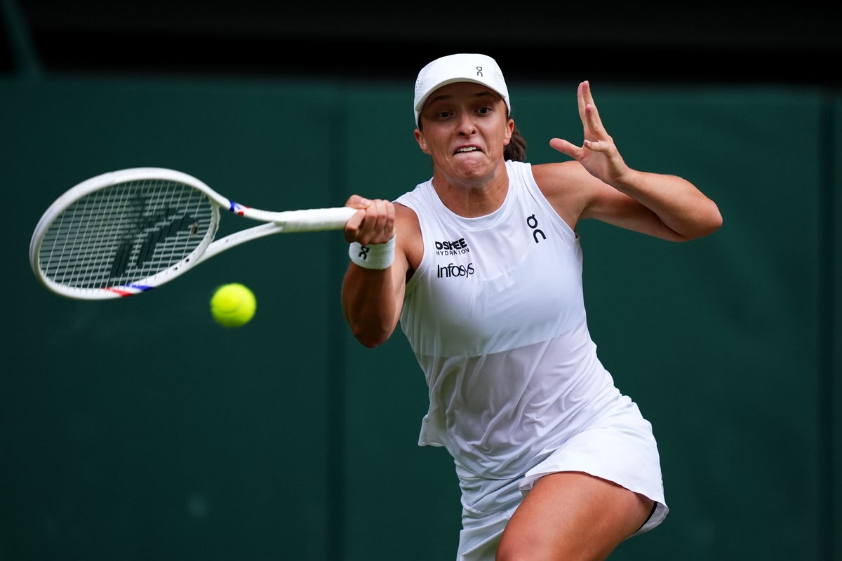 Run Wimbledon من IGA Swiatek تغذيها الفراولة مختلطة مع المعكرونة