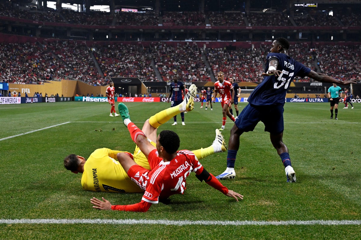 مانويل نوير يلوم جيانلويجي دونارومما على ساق جمال موسيلا في CWC