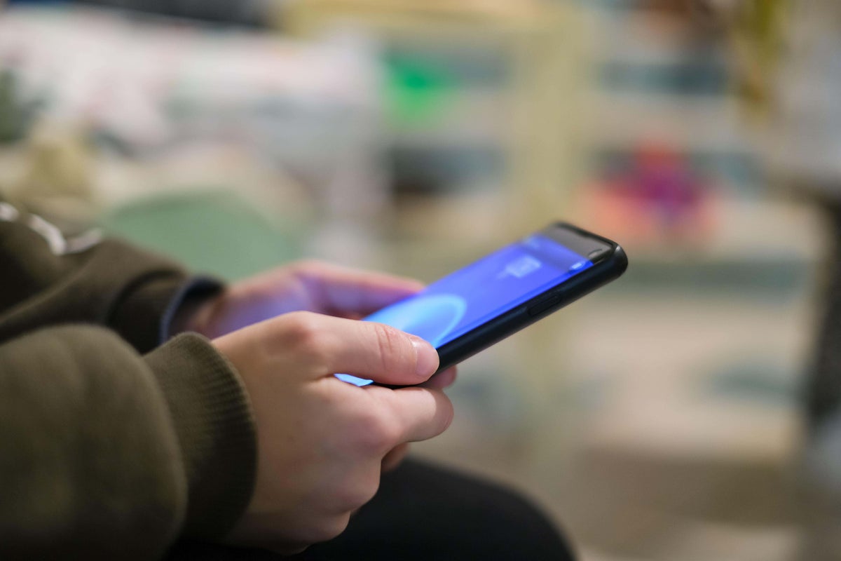 يقول مراقبة الإرهاب: يجب أن نتصرف لوقف التطرف من خلال الهواتف الذكية