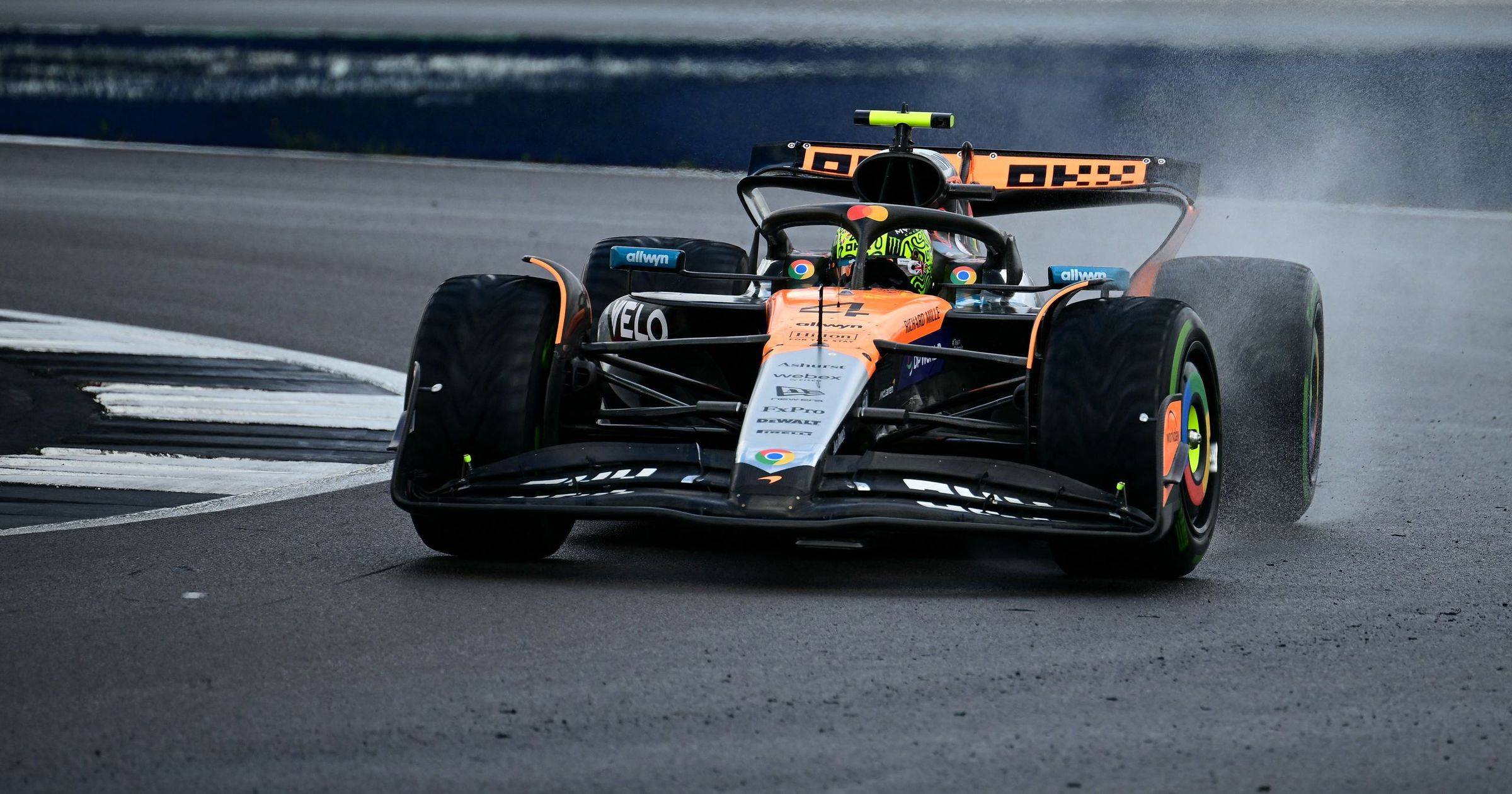 Norris S'impose Devant Piastri: McLaren Danse Sous La Pluie