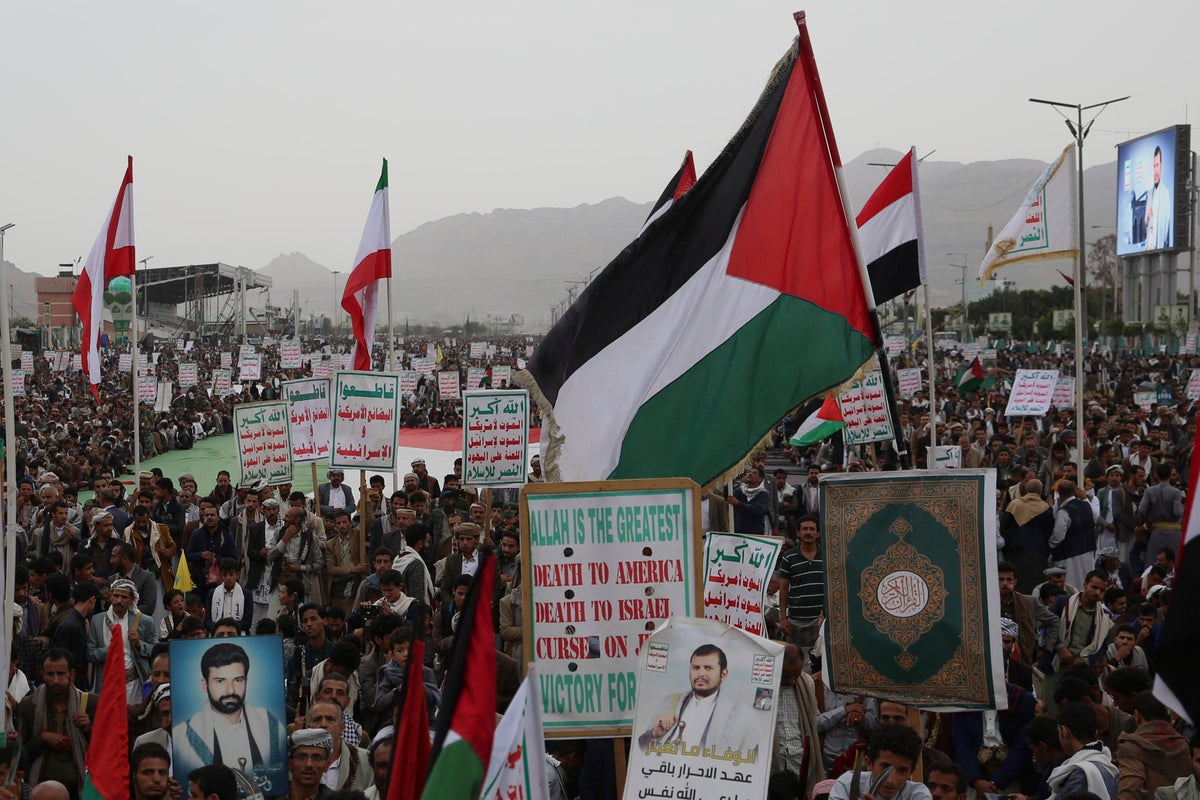 تطلق إسرائيل غارات جوية تستهدف المتمردين الحوثيين في اليمن ، وصاروخ إطلاق الحوثيين في إسرائيل