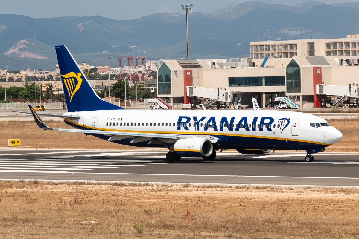أصيب ركاب Ryanair بجروح بعد القفز من جناح الطائرة أثناء تخويف النار