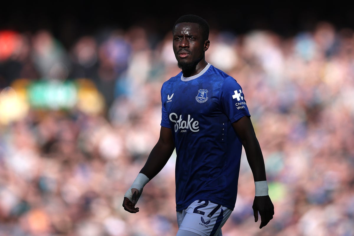 يوقع Idrissa Gueye صفقة جديدة كما تواصل Everton الحفاظ على سليمة