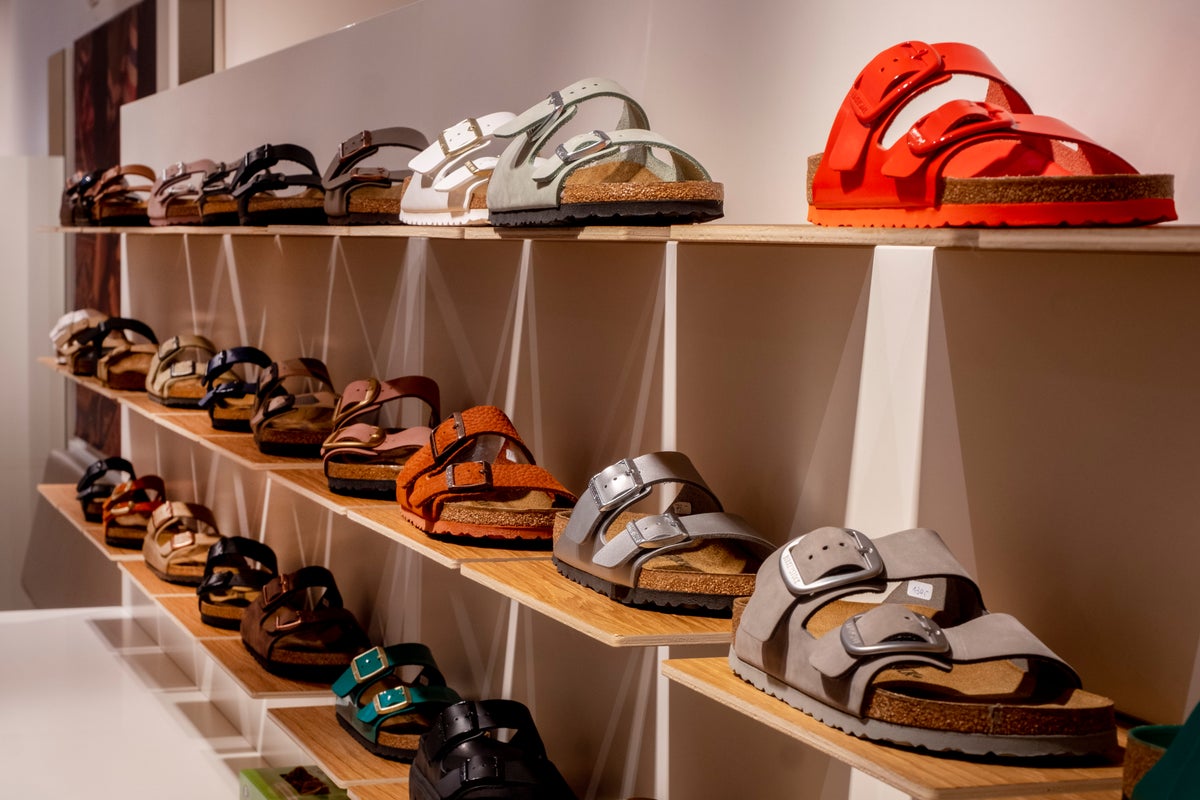 تم الاستيلاء على غواصات Birkenstock من المصنع في حملة الأحذية المزيفة