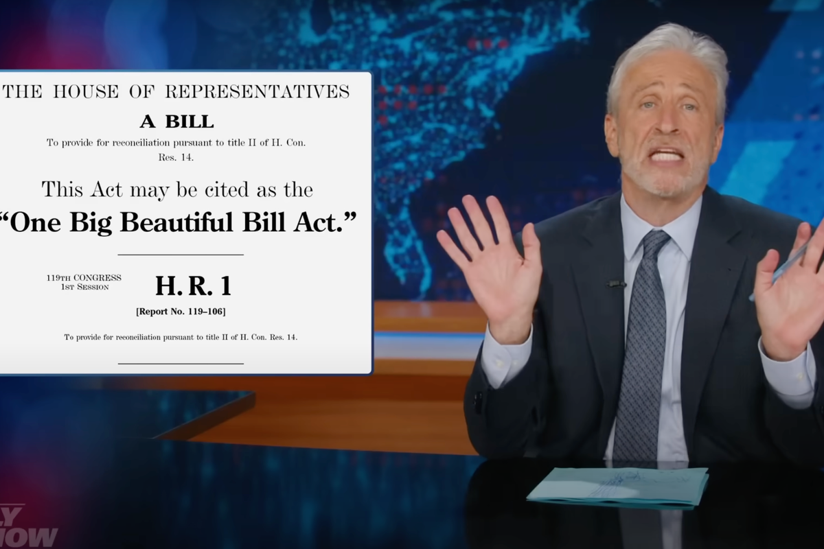 جون ستيوارت يشوي GOP "من أجل العرض" احتجاجات ضد مشروع قانون ترامب باستخدام كلماتهم الخاصة