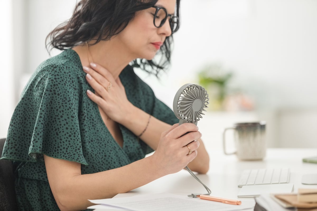 حبوب منع الحمل الساخنة للنساء بعد انقطاع الطمث المعتمدة للاستخدام في المملكة المتحدة