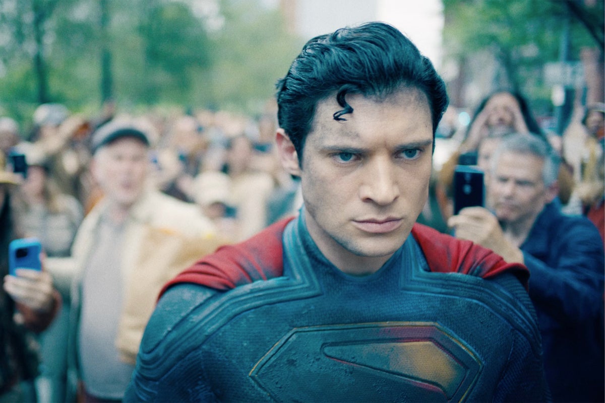 يرتفع Superman لجيمس غون في شباك التذاكر بمبلغ 215 مليون دولار مفتوحًا وسط مراجعات الهذيان