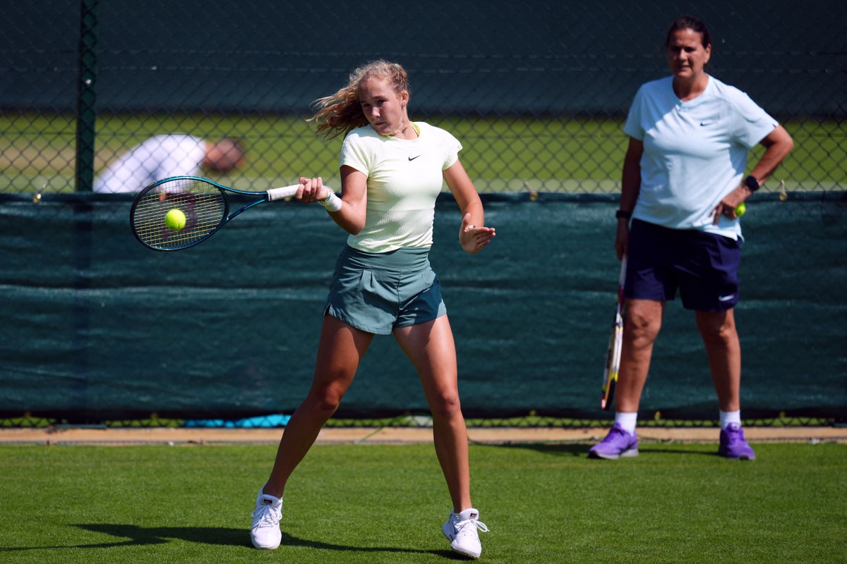 ركزت Mirra Andreeva على جائزة Wimbledon تحت عين Conchita Martinez الساهرة