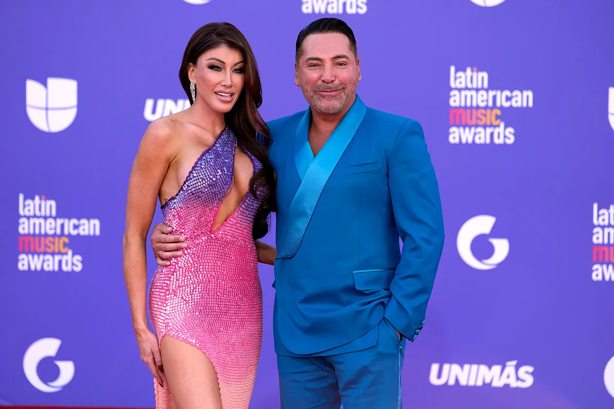 صديقة أوسكار دي لا هويا ، هولي سوندرز ، تسرق الأضواء في حدث UFC - فيديو