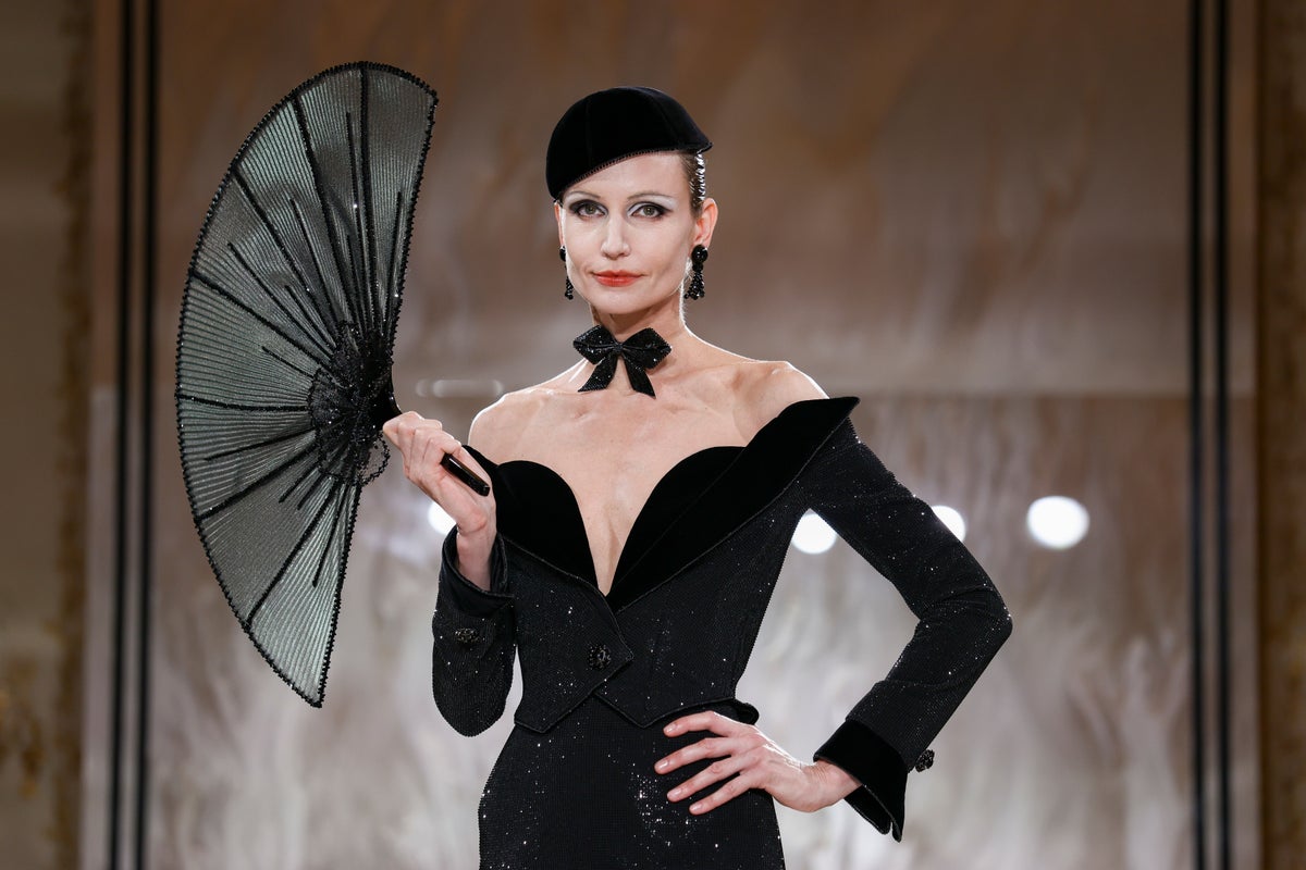 يبلغ Giorgio Armani 91 هذا الأسبوع - لكن من الواضح أنه لا يزال يحكم المدرج
