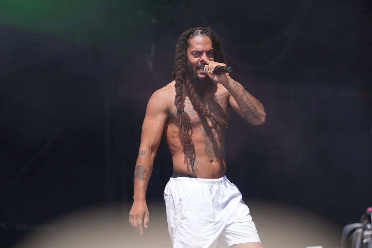 يحث Bob Vylan Frontman المشجعين على إيقاف هتافات جيش الدفاع الإسرائيلي في First Gig منذ Glastonbury