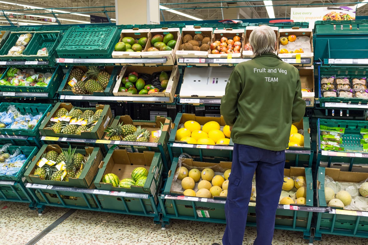 تسجل تقارير Tesco مبيعات الفاكهة بينما يتصارع المستهلكون مع البقاء باردًا