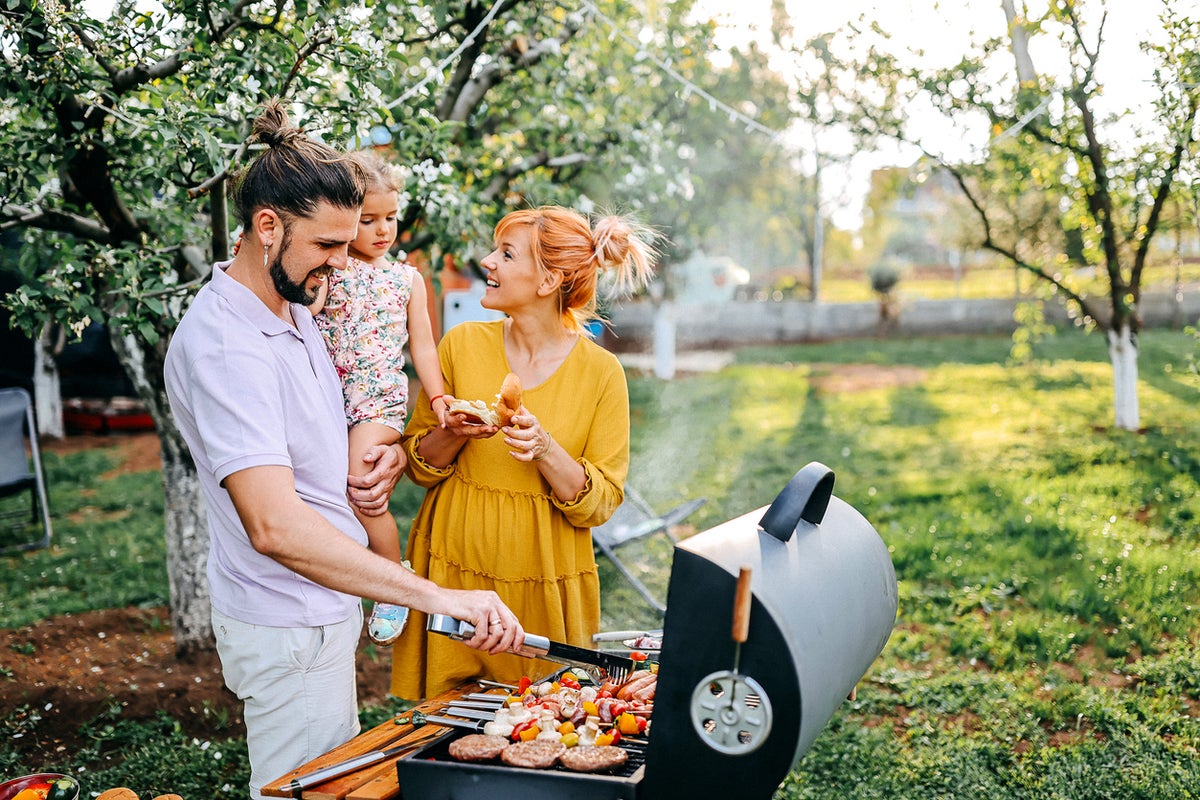 دافعت المرأة عن جلب طعامها النباتي إلى عائلة BBQ