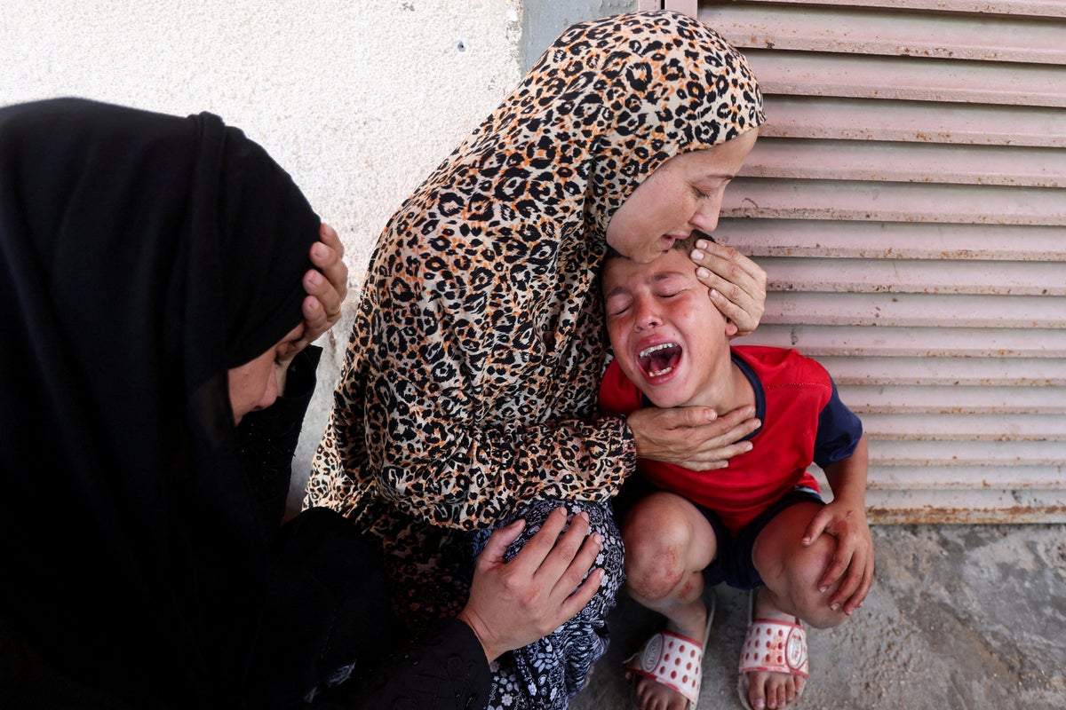 يقول المسؤولون إن الضربة الإسرائيلية تقتل 10 أطفال في طوابير في عيادة غزة الطبية