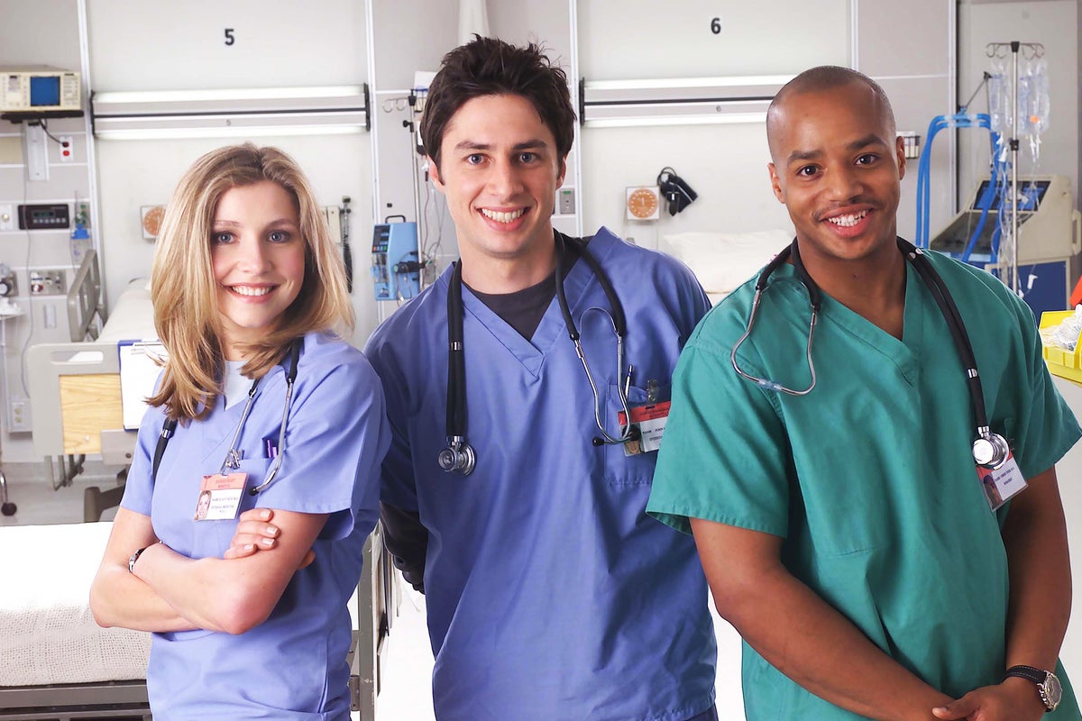 تم تأكيد إعادة تشغيل Scrubs مع ثلاثة نجوم رئيسية للعودة جميعها للعودة