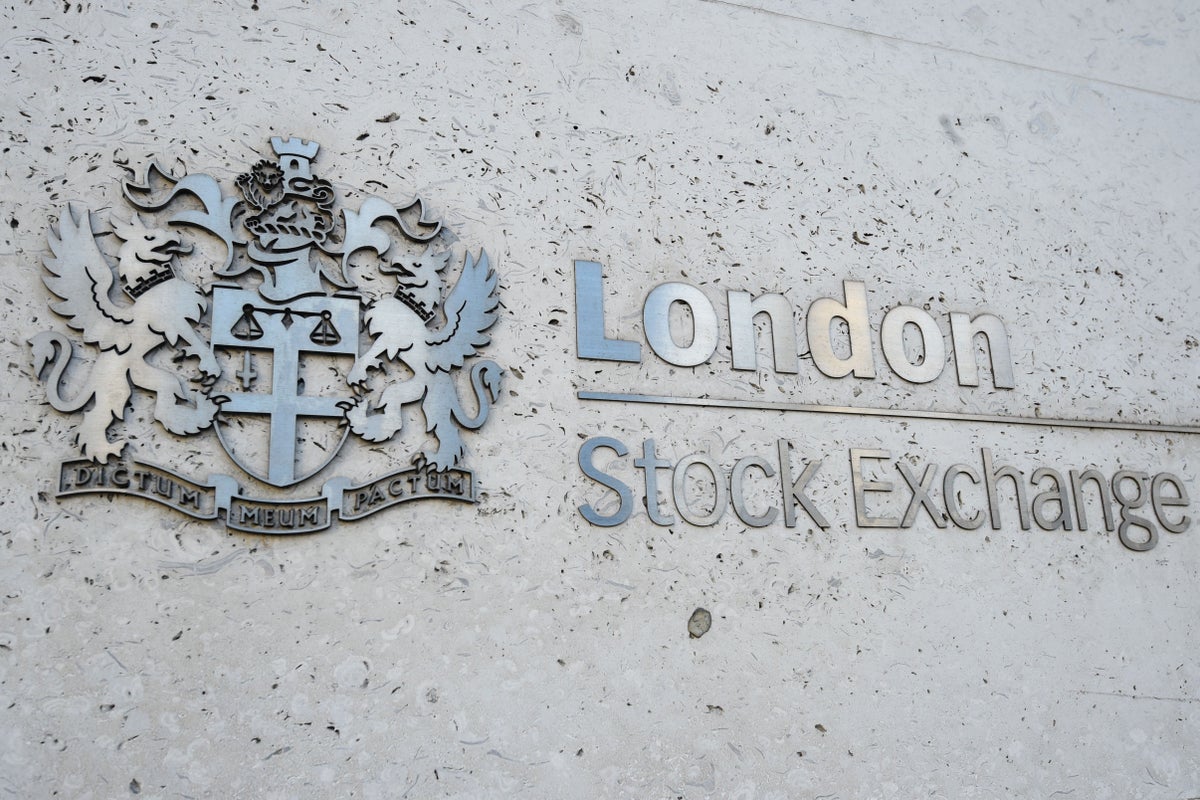 FTSE 100 يغلق أسبوع الفوز على القدم الخلفية