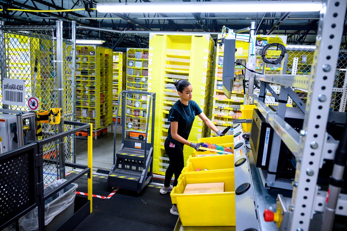 يقوم Jeff Bezos 'Amazon بتطهير العمال الذين تم إلغاء وضعه تحت ترامب: تقرير