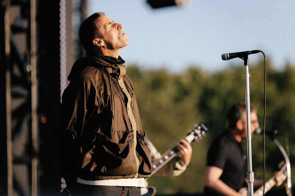 يشير Liam Gallagher إلى مرجع خفي إلى منشور وسائل التواصل الاجتماعي المحذوفة خلال OASIS Gig