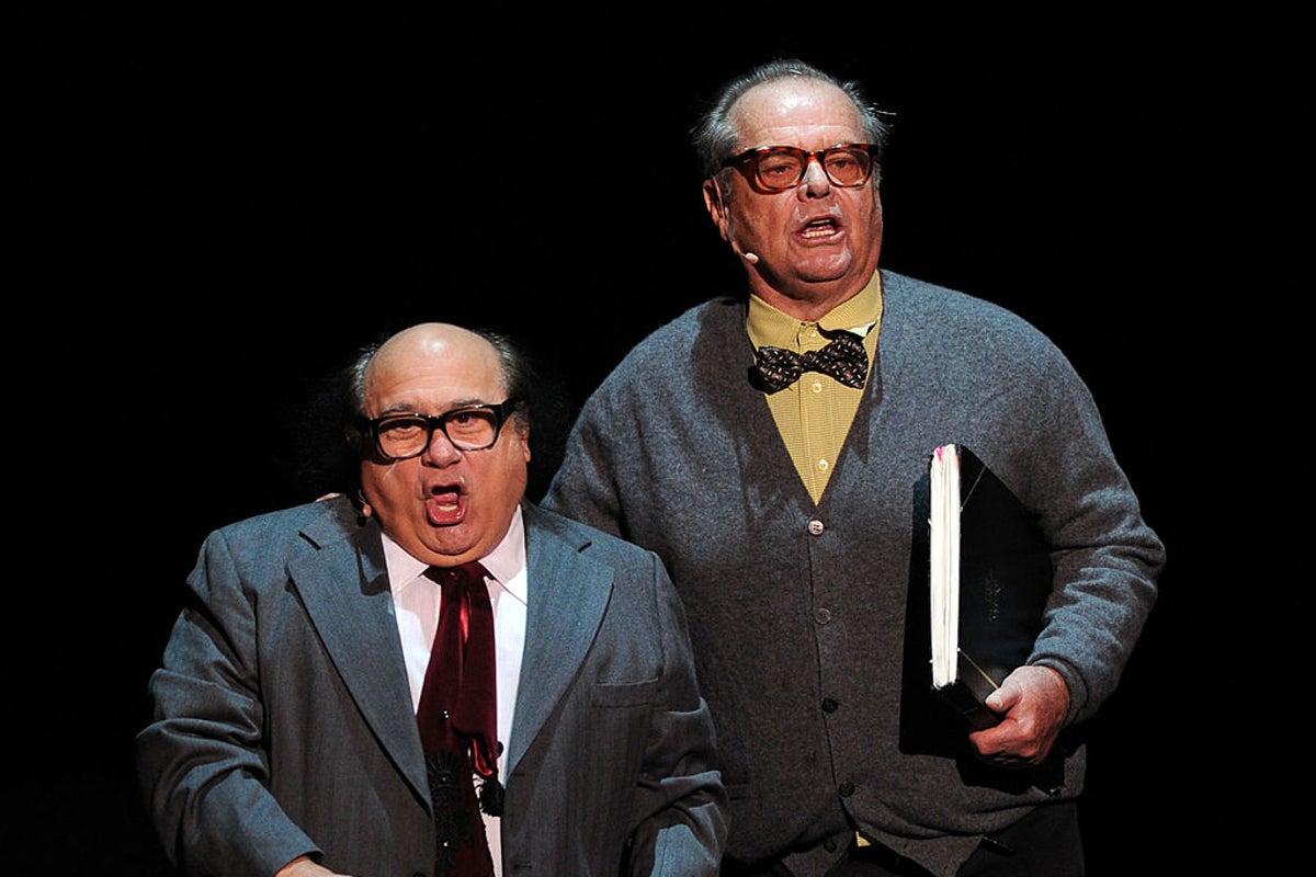 يوفر Danny Devito تحديثًا نادرًا على الصديق المقرب Jack Nicholson