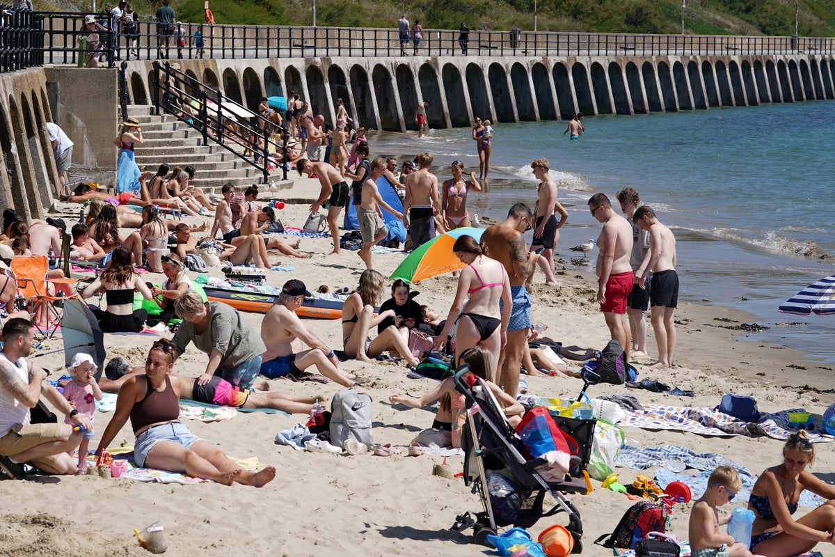 لا تتصل بنا حول Hosepipe Rulebreakers ، كما تقول الشرطة في أن Heatwave to Peak عند 34 درجة مئوية