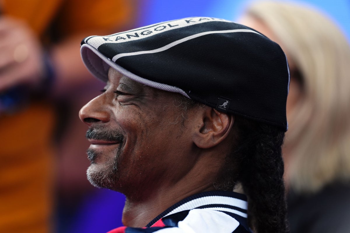 Snoop Dogg يكشف عن مجموعة Swansea في Dig في Ryan Reynolds و Wrexham