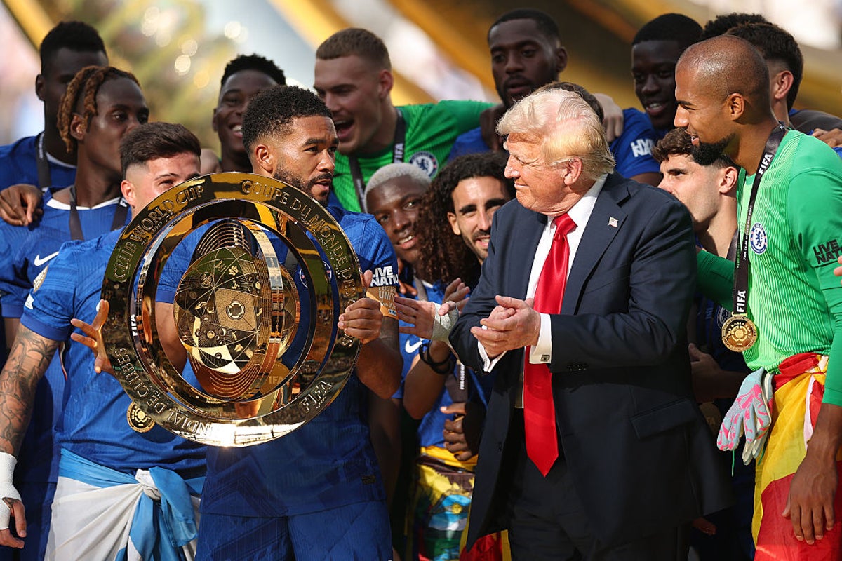يتفاعل لاعبو تشيلسي مع حفل ترامب كأس العالم لكأس العالم